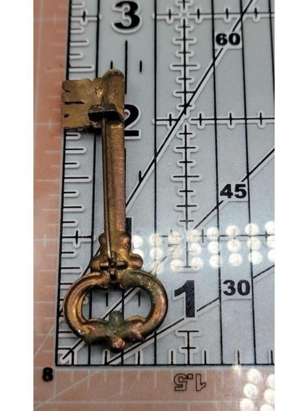 Antique Brass Skeleton Key Brooch Victorian C Clasp Unmarked Gold Tone - Picture 3 of 11